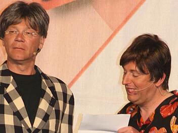 Schräge Szenen im Reisebüro: Martin Rassau (links) und Volker Heißmann begeisterten mit ihrem Programm "Ein Duo kommt selten allein" die Zuschauer in der Dr.-Stammberger-Halle. Fotos: Sonja Adam