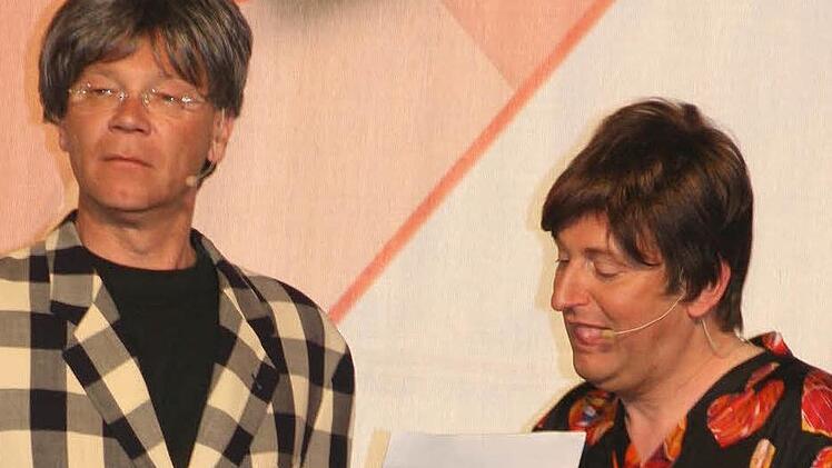 Schräge Szenen im Reisebüro: Martin Rassau (links) und Volker Heißmann begeisterten mit ihrem Programm "Ein Duo kommt selten allein" die Zuschauer in der Dr.-Stammberger-Halle. Fotos: Sonja Adam