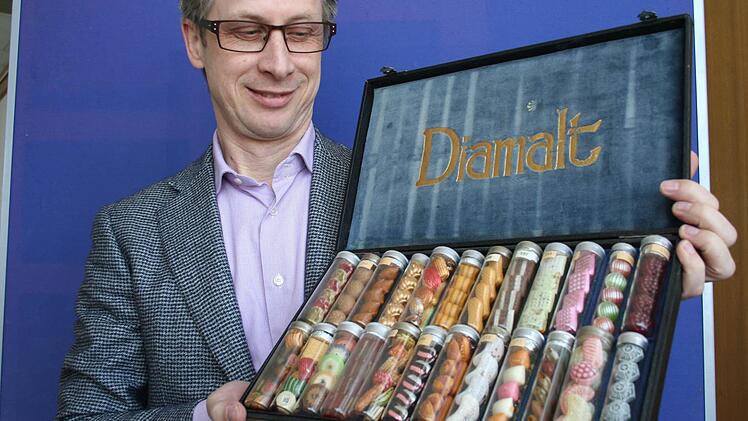 Geschäftsführer Michael Seidl mit einem Sortiment aus den 50-er Jahren  Foto: Josef Hofbauer