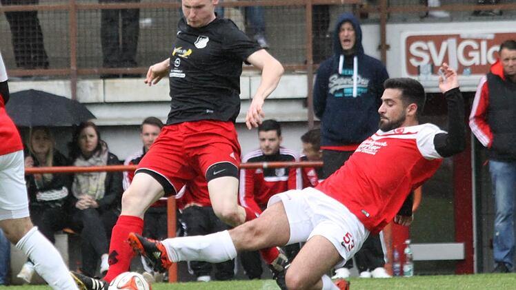 Emre Yesilbas grätscht gegen den Weilersbacher Jens Erlwein