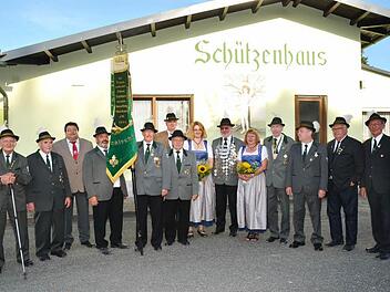 Schützenkönig Georg Backer (6. v. r.) mit Lieseln Claudia Beetz (7. v. r.) und Elisabeth Müller (5. v. r.) und 1. Ritter Hubert Ringlstetter (4. v. r.), 2. Ritter Georg Frauenhofer (3. v. r.), weiter von rechts Schützenmeister Reinhold Wolf und Ehrenmitglied Hans Michel, 2. Bürgermeister Wolfgang Förtsch (2. v. l.) und weiteren Ehrenmitglieder und Vorstände der SG Rothenkirchen.  Foto: Karl-Heinz Hofmann