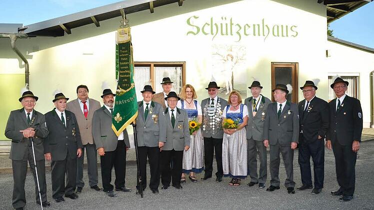 Schützenkönig Georg Backer (6. v. r.) mit Lieseln Claudia Beetz (7. v. r.) und Elisabeth Müller (5. v. r.) und 1. Ritter Hubert Ringlstetter (4. v. r.), 2. Ritter Georg Frauenhofer (3. v. r.), weiter von rechts Schützenmeister Reinhold Wolf und Ehrenmitglied Hans Michel, 2. Bürgermeister Wolfgang Förtsch (2. v. l.) und weiteren Ehrenmitglieder und Vorstände der SG Rothenkirchen.  Foto: Karl-Heinz Hofmann