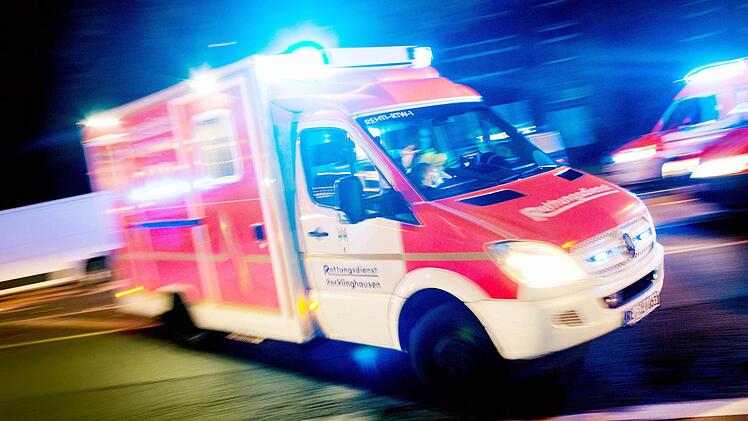 Der Rettungsdienst musste den 79-Jährigen noch vor Ort reanimieren, da er durch den Aufprall so schwere Verletzungen davon trug. Symbolbild: Marcel Kusch/dpa