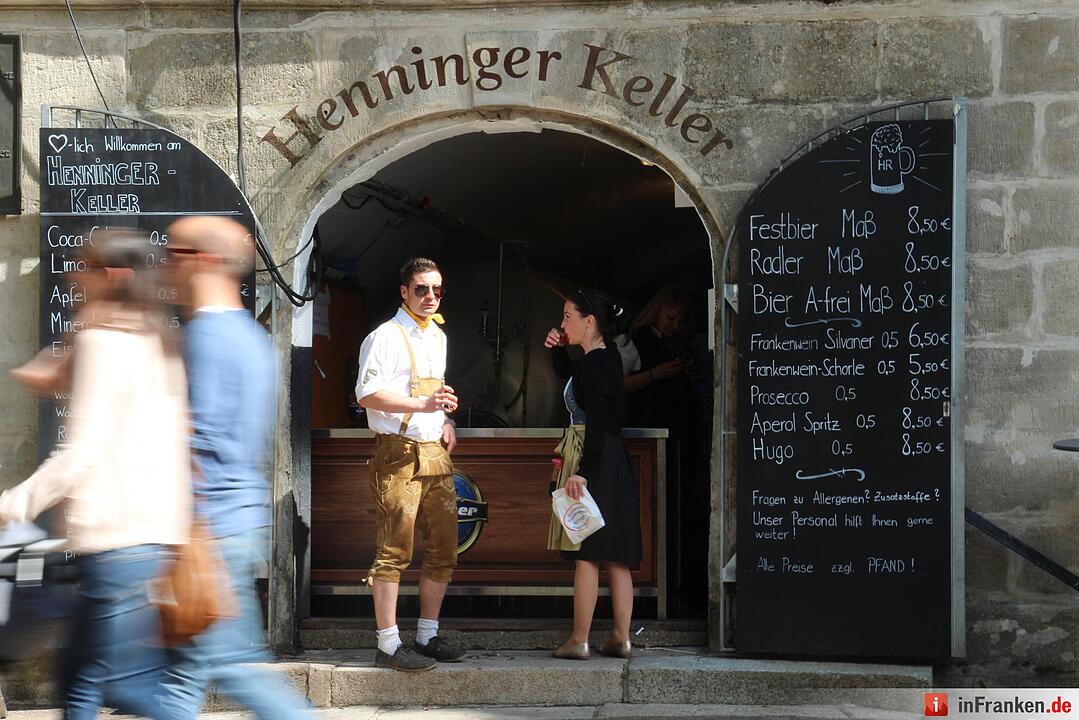 Traditionell findet vor dem Henninger Keller der Fassanstich der Bergkirchweih statt. Während der Kerwa liefern unterschiedliche Bands für den musikalischen Rahmen.