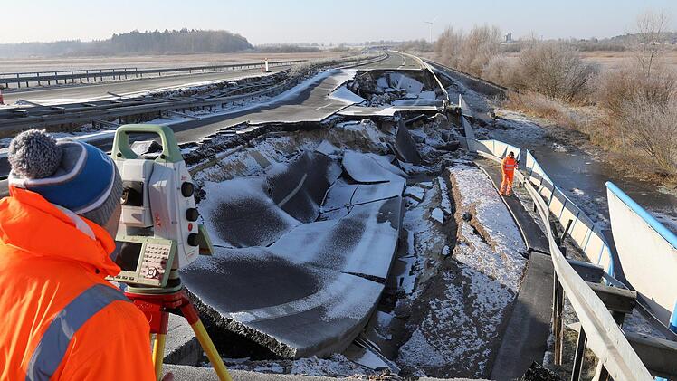 Das Loch auf der A20 erstreck sich mittlerweile über 95 Meter. Foto: dpa/ Bernd Wüstneck