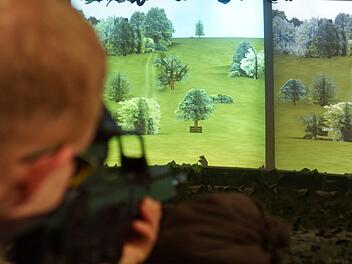Ein Soldat zielt mit einem G36 am Schießsimulator auf virtuelle Feinde.Foto: Arkadius Guzy