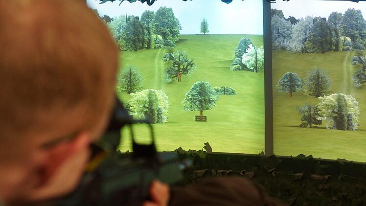 Ein Soldat zielt mit einem G36 am Schießsimulator auf virtuelle Feinde.Foto: Arkadius Guzy