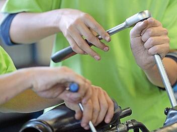 Der Ausbildungsmarkt ist bereit für die Bewerbungen junger Menschen. Jetzt nach Schulschluss haben sich allerdings etliche Absolventen erst einmal arbeitslos gemeldet. Foto: dpa