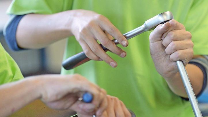 Der Ausbildungsmarkt ist bereit für die Bewerbungen junger Menschen. Jetzt nach Schulschluss haben sich allerdings etliche Absolventen erst einmal arbeitslos gemeldet. Foto: dpa