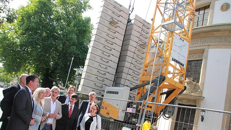Praktiker und Wisschenschaftler zusammenbringen: die Fision von Staatsministerin Melanie Huml von der Stadt als Kompetenzzentrum. Ab 2021 soll in den Laboren im sanierten Neumann-Flügel geforscht werden.