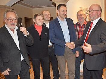 Bürgermeister Egon Herrmann (rechts) gratuliert Jörg Neubauer (3. von rechts) zur Nominierung. Mit im Bild von links Bernd Schneider (SPD-Ortsvorsitzender Weißenbrunn), Herbert Michalek (Ortsvorsitzender Thonberg), Kreisvorsitzender Ralf Pohl und Günther Oßwald (Ortsvorsitzender Hummendorf).  Foto: K.- H. Hofmann
