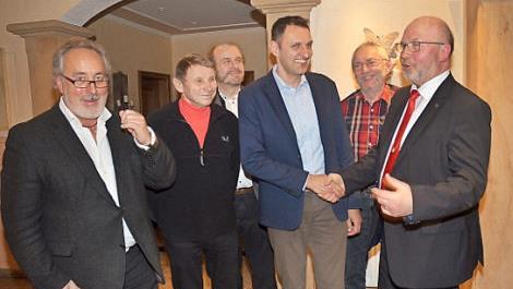 Bürgermeister Egon Herrmann (rechts) gratuliert Jörg Neubauer (3. von rechts) zur Nominierung. Mit im Bild von links Bernd Schneider (SPD-Ortsvorsitzender Weißenbrunn), Herbert Michalek (Ortsvorsitzender Thonberg), Kreisvorsitzender Ralf Pohl und Günther Oßwald (Ortsvorsitzender Hummendorf).  Foto: K.- H. Hofmann