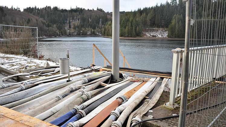 Die Schläuche laufen über die Brücke des Damms. Foto: Sandra Hackenberg