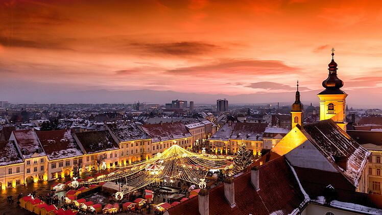 Weihnachtsmarkt in Sibiu, Transsilvanien, Rumänien. Wunderschöner Sonnenuntergang im Herzen Transsilvaniens. Die Stadt ist auch unter dem Namen Hermannstadt bekannt. Christmas Market in Sibiu, Transylvania Romania. Beautifull sunset in the heart of Transylvania. City also known as Hermannstadt