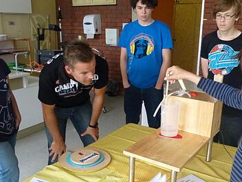 Beim Unterricht an der Montessori-Schule geht es immer darum, den Kindern auf anschauliche Weise abstrakte Dinge zu erklären: Der Leiter der Sekundarstufe, Mathias Schmitt, hat einen Bruchkreisel entworfen, mit dem man Brüche darstellen und  auch Mengen abmessen und mit allen Sinnen erfassen kann. Fotos: Sonja Adam