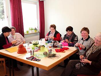 Irmgard Heim (l.) gibt den Frauen Tipps. Hier erklärt sie beispielsweise Gunda Geier, wie man eine Bumerang-Ferse strickt. Foto: Johanna Blum