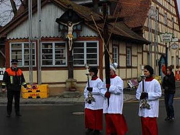 Die Ministranten laufen an der Spitze der Prozession in Neunkirchen am Brand.