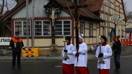 Die Ministranten laufen an der Spitze der Prozession in Neunkirchen am Brand.