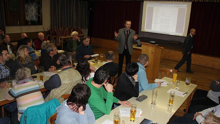 Michael Ziegler ging ind en Pausen auf die Kreispolitik und den Disput um die Einlaufsmärkte ein.