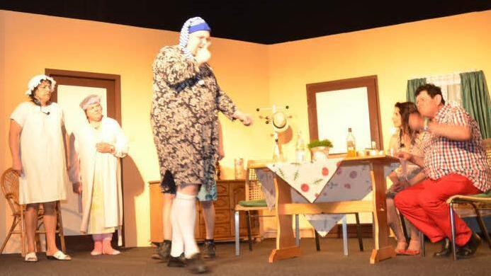 "Rambazamba am Lido Makkaroni" feierte in Tettau Prämiere. Foto: Karl-Heinz Hofmann