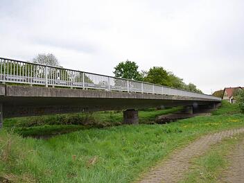 Die Brücke über die Rodach wird um rund 70 Zentimeter höher gesetzt. Darunter ist ein Geh- und Radweg vorgesehen. Foto: Thomas Micheel