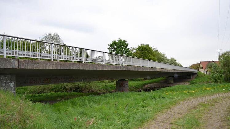 Die Brücke über die Rodach wird um rund 70 Zentimeter höher gesetzt. Darunter ist ein Geh- und Radweg vorgesehen. Foto: Thomas Micheel