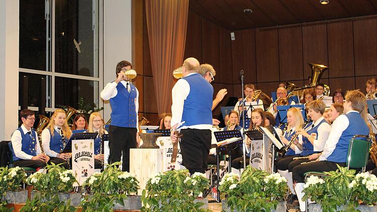 Zum Schmunzeln war die Interpretation der Amboss Polka. Daniel Scholz und Walter Schmitt mussten - während sie mit dem Amboss den Takt schlugen - mehrere Bier leertrinken. Foto: Julia Raab