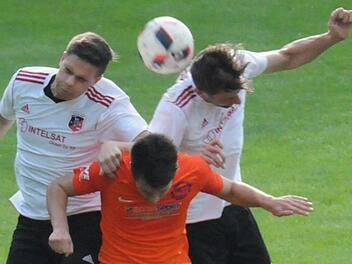 Wo es Kopfballduelle gab, war Johannes Feser (rechts) meistens mittendrin im Spiel gegen Röllbach. Hier unterstützt von seinem Teamkollegen Lukas Lieb, der später vorzeitig zum Duschen geschickt wurde.ssp