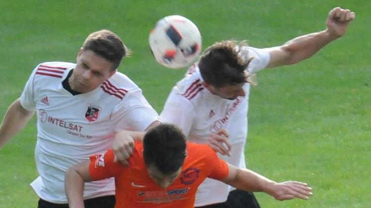 Wo es Kopfballduelle gab, war Johannes Feser (rechts) meistens mittendrin im Spiel gegen Röllbach. Hier unterstützt von seinem Teamkollegen Lukas Lieb, der später vorzeitig zum Duschen geschickt wurde.ssp