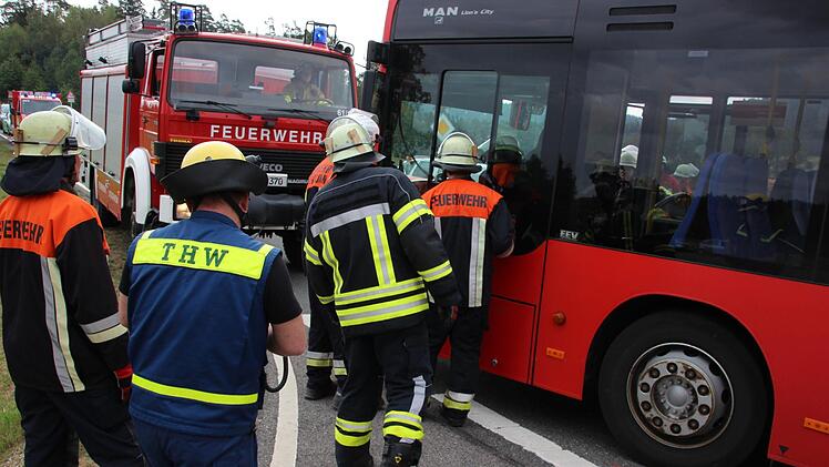 Schwerer Unfall am Freitagvormittag (14. September 2018) zwischen Mitwitz und Kaltenbrunn. Ein Milchlaster war in einen Linienbus gekracht. Foto: Andreas Schmitt