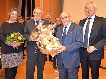 Als Festredner fungierten (von links) die Kreisheimatpfleger Annette Schäfer und Wolfgang Rössler sowie der Baunacher Altbürgermeister Georg Wild. Landrat Johann Kalb bedankte sich bei ihnen. Foto: A. Spörlein