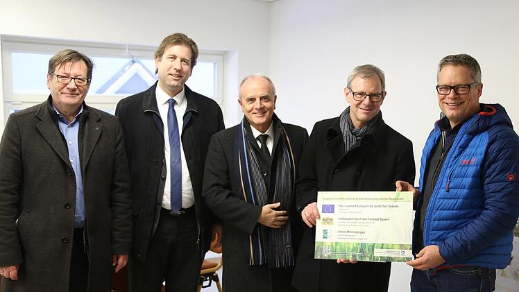 Übergabe des Förderbescheids (v. l.): Toni Eckert, Hermann Ulm, Markus Grüner, Michael Hofmann und Thomas Laitsch Foto: Franz Galster