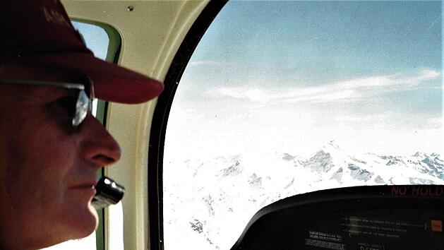 Die Fliegerei war sein gr&ouml;&szlig;tes Hobby. Reinhard Brendel in  seinem Flugzeug bei einem Flug nach Osttirol, vor der Frontscheibe ist der  Gro&szlig;glockner zu erkennen. Foto: privat