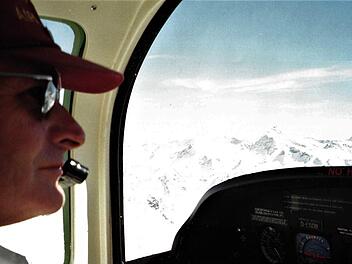 Die Fliegerei war sein größtes Hobby. Reinhard Brendel in  seinem Flugzeug bei einem Flug nach Osttirol, vor der Frontscheibe ist der  Großglockner zu erkennen. Foto: privat