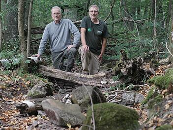Franz Zang (links) und  Gebietsbetreuer Karl-Heinz Kolb vom Bund Naturschutz im ausgetrockneten Bett des Zundersbachs. Dort tummeln sich normalerweise die Larven des Feuersalamanders. Foto: Steffen Standke