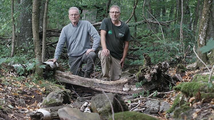 Franz Zang (links) und  Gebietsbetreuer Karl-Heinz Kolb vom Bund Naturschutz im ausgetrockneten Bett des Zundersbachs. Dort tummeln sich normalerweise die Larven des Feuersalamanders. Foto: Steffen Standke
