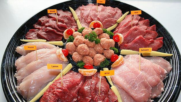 Rinder-, Schweine- und H&auml;hnchenbrustfilet sind Klassiker beim Fondue mit Fleisch. An Weihnachten und Silvester kommt oft auch Lamm oder Wild in den Topf.