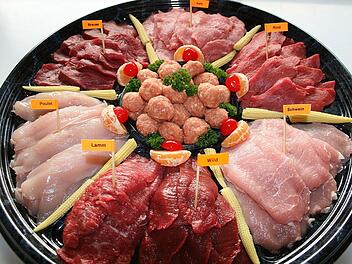 Rinder-, Schweine- und H&auml;hnchenbrustfilet sind Klassiker beim Fondue mit Fleisch. An Weihnachten und Silvester kommt oft auch Lamm oder Wild in den Topf.