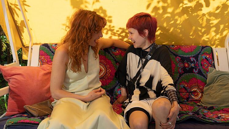 Seltene Harmonie zwischen Mutter und Tochter: Ina (Anne Ratte-Polle, links) und Elli (Lea Drinda) haben sich lieb.