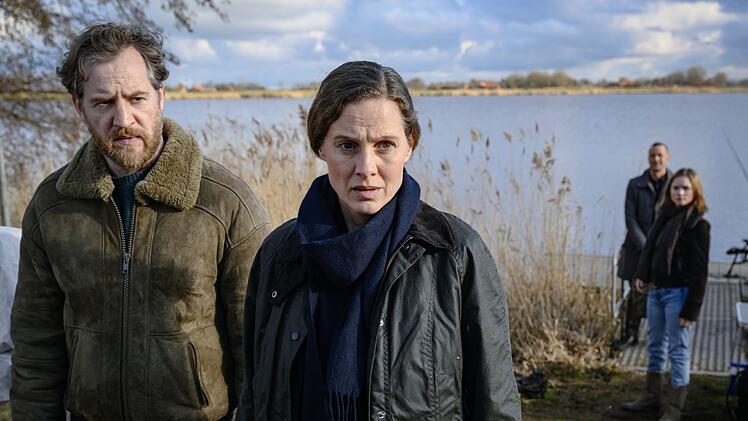 Die verheirateten Kollegen Frank Weller (Tom Radisch, links) und Ann Kathrin Klaasen (Picco von Groote) werden beim dritten Mord einer vermeintlichen Serie stutzig, denn anders als bei den ersten beiden scheint diesmal kein Profi am Werk gewesen zu sein. Im Hintergrund die Kollegen Rupert (Barnaby Metschurat) und Jessi Jaminski (Sofie Eifertinger).