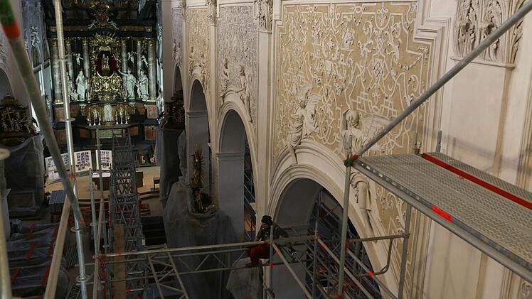 Die Obere Pfarre strahlt  bereits, trotz des Gerüstes. Fotos:  Barbara Herbst