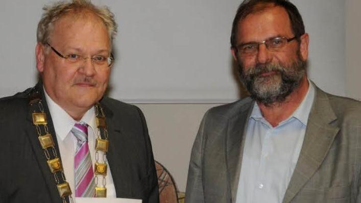 Dr. Thomas Heller (FWG) aus Römershofen (rechts) übernimmt den durch die Neuwahl des Bürgermeisters Claus Bittenbrünn frei gewordenen Sitz im Stadtrat von Königsberg.