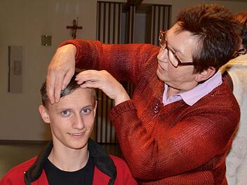 Erika Werner ist Gründungsmitglied der Waldfensterer Theaterfreunde. Seit zwölf Jahren schon kümmert sie sich darum, dass die Darsteller entsprechend ihrer Rollen frisiert und geschminkt sind. Hier ist sie dabei, Neuling Pascal Pfülb umzustylen. Foto: Kathrin Kupka-Hahn