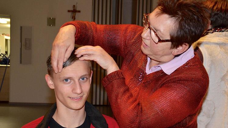 Erika Werner ist Gründungsmitglied der Waldfensterer Theaterfreunde. Seit zwölf Jahren schon kümmert sie sich darum, dass die Darsteller entsprechend ihrer Rollen frisiert und geschminkt sind. Hier ist sie dabei, Neuling Pascal Pfülb umzustylen. Foto: Kathrin Kupka-Hahn