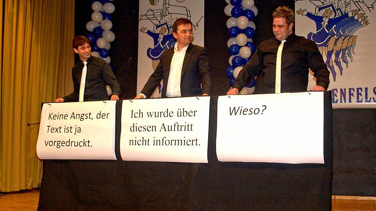 Eine Unterhaltung ohne Worte - Bürgermeister Jens Korn (Mitte) sah nicht, was er da so umdrehte. Foto: Sabine Deuerling