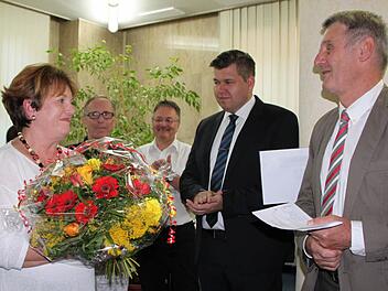 Deutliche Mehrheit, aber nur knapp an einer Stichwahl vorbei: Brigitte Meyerdierks bleibt Bürgermeisterin. 2. Bürgermeister Jürgen Pfister (von rechts) gratuliert, daneben Wahlleiter Michael Worschech. Foto: Ulrike Müller