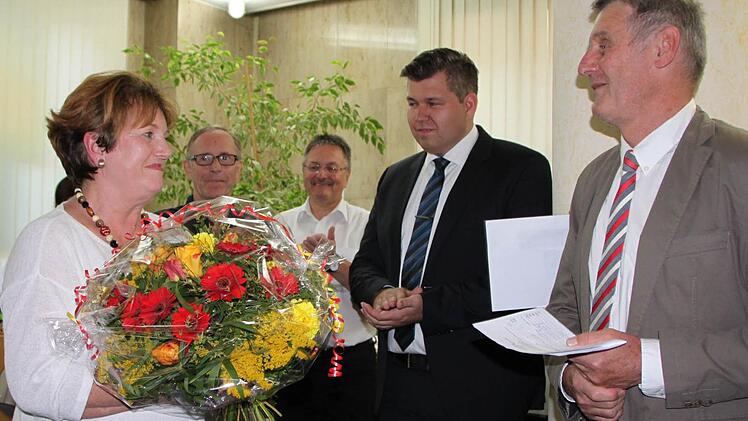 Deutliche Mehrheit, aber nur knapp an einer Stichwahl vorbei: Brigitte Meyerdierks bleibt Bürgermeisterin. 2. Bürgermeister Jürgen Pfister (von rechts) gratuliert, daneben Wahlleiter Michael Worschech. Foto: Ulrike Müller