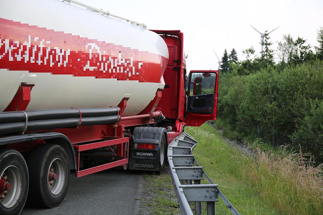 Unfall auf A9: Helfer retten bewusstlosen Lkw-Fahrer