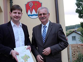Holger Becker (links) stellte sich als neuer Manager der Allianz Fränkisches Saaletal Bürgermeister Gotthard Schlereth und dem Marktgemeinderat vor. Gerd Schaar