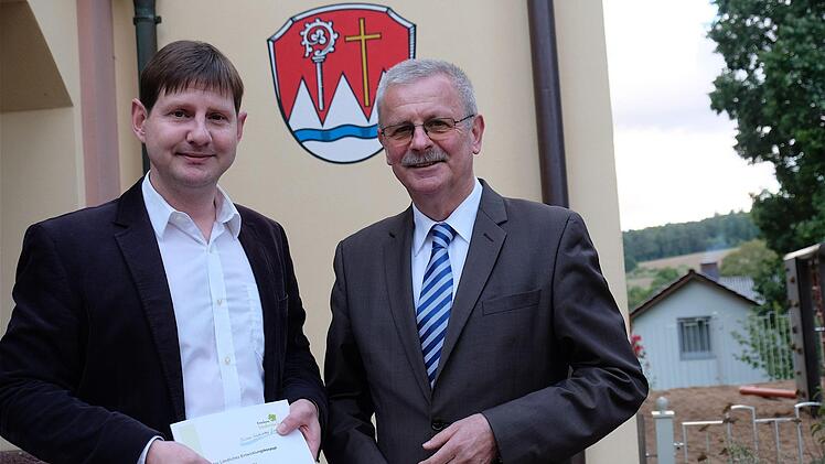 Holger Becker (links) stellte sich als neuer Manager der Allianz Fränkisches Saaletal Bürgermeister Gotthard Schlereth und dem Marktgemeinderat vor. Gerd Schaar